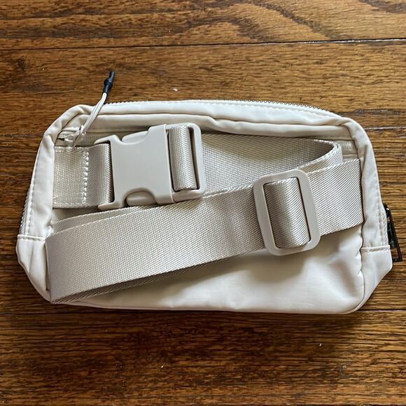 Halara Causal Waist Bag NWT - Picture 4 of 5